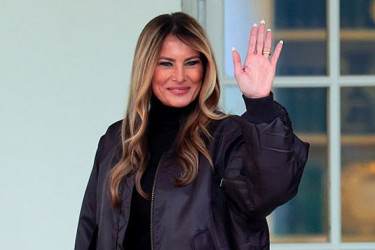 Manolo Blahnik cipele, pencil suknja i bomber jakna: Melanija Tramp u kežual elegantnom izdanju