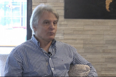 Posle razvoda se povukao, pa sve iznenadio: Stariji sin Duleta Savića u javnosti sa prelepom brinetom