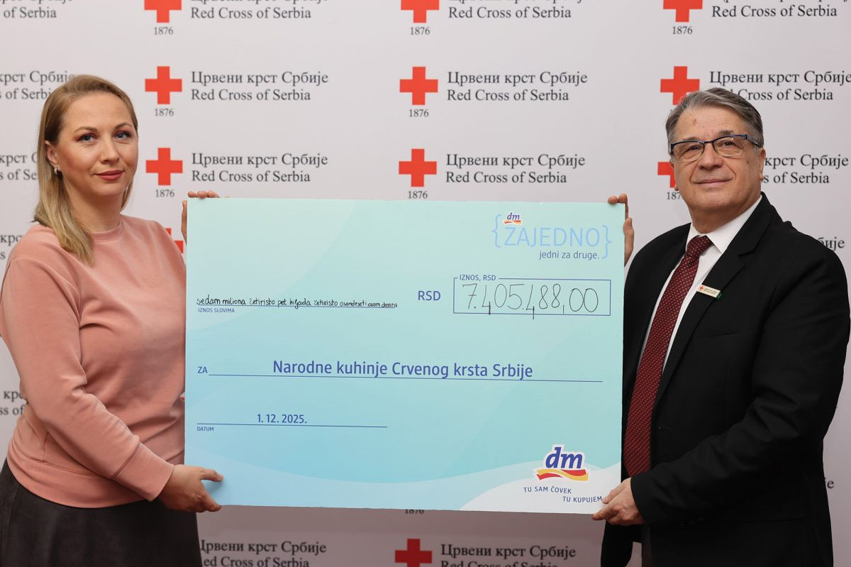 Još jedan Giving Friday obeležen solidarnošću: dm donirao preko sedam miliona dinara Narodnim kuhinjama Crvenog krsta Srbije
