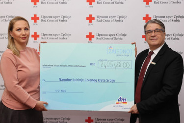 Još jedan Giving Friday obeležen solidarnošću: dm donirao preko sedam miliona dinara Narodnim kuhinjama Crvenog krsta Srbije