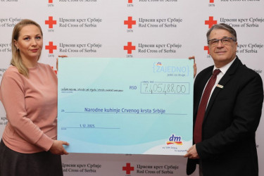 Još jedan Giving Friday obeležen solidarnošću: dm donirao preko sedam miliona dinara Narodnim kuhinjama Crvenog krsta Srbije