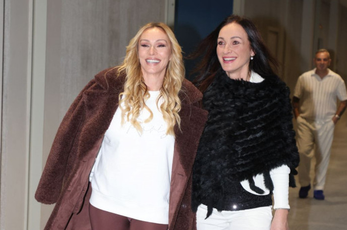 Sa Vesnom ne razgovara godinama, a nju grli i ne skida osmeh: Anabela Atijas u javnosti sa bivšom jetrvom Slađom Delibašić