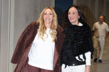 Sa Vesnom ne razgovara godinama, a nju grli i ne skida osmeh: Anabela Atijas u javnosti sa bivšom jetrvom Slađom Delibašić