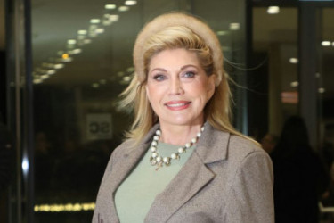 Suzana Mančić nosi suknju u hit printu - Evo gde je možete pronaći za 8.000 dinara