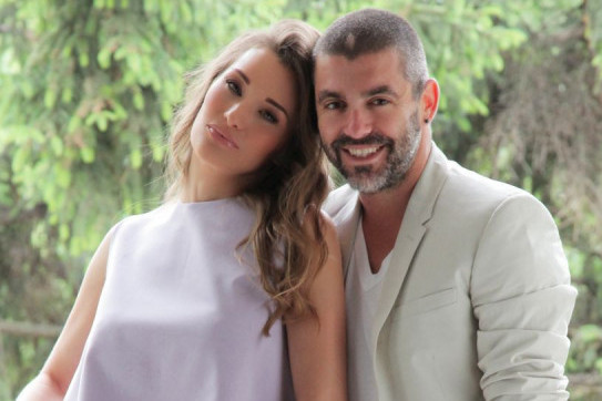 Jelka do plafona i dekoracija od koje zastaje dah: Praznična euforija se uselila u luksuznu vilu Sonje Lazetić na Avali FOTO