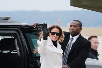 Modna lekcija: Melanija Tramp u čizmama i kaputu sezone! Ovo je boja koju morate nositi – Učiniće vas 10 godina mlađom (FOTO)