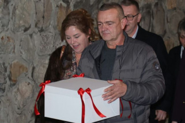 Pune ruke poklona i buket ruža za priju: Bogdan i Danijela Rodić stigli kod Cece na slavu FOTO