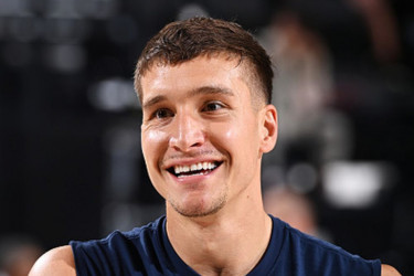 Iza svakog koša stoji njihova žrtva: Bogdan Bogdanović sa ocem, majkom i sestrom, temelj na kojem je izgrađen svetski as!  FOTO